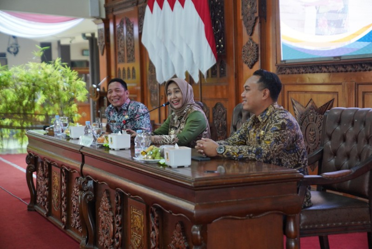 Wali Kota Mojokerto Ning Ita didampingi Kadis PUPR Kota Mojokerto Muraji saat sosialisasi program Bedah Rumah. (ist)