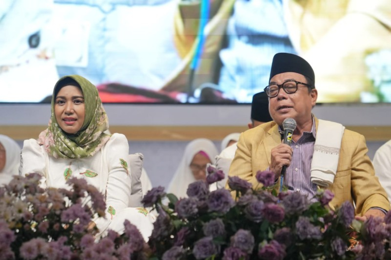 Tampak diatas panggung Ulama' Jatim KH. Ali Maschan Musa bersama Wali Kota Mojokerto Ning Ita dalam Mojokerto Bersholawat. (ist)