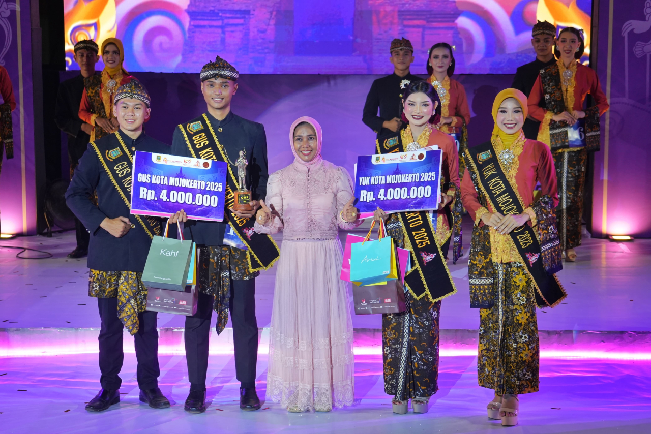 Wali Kota Mojokerto Ika Puspitasari menobatkan Gus dan Yuk Mojokerto 2025 terpilih, Alfonsus Galen Krisno Putra dan Rechia Helena Putri Endri. (ist)