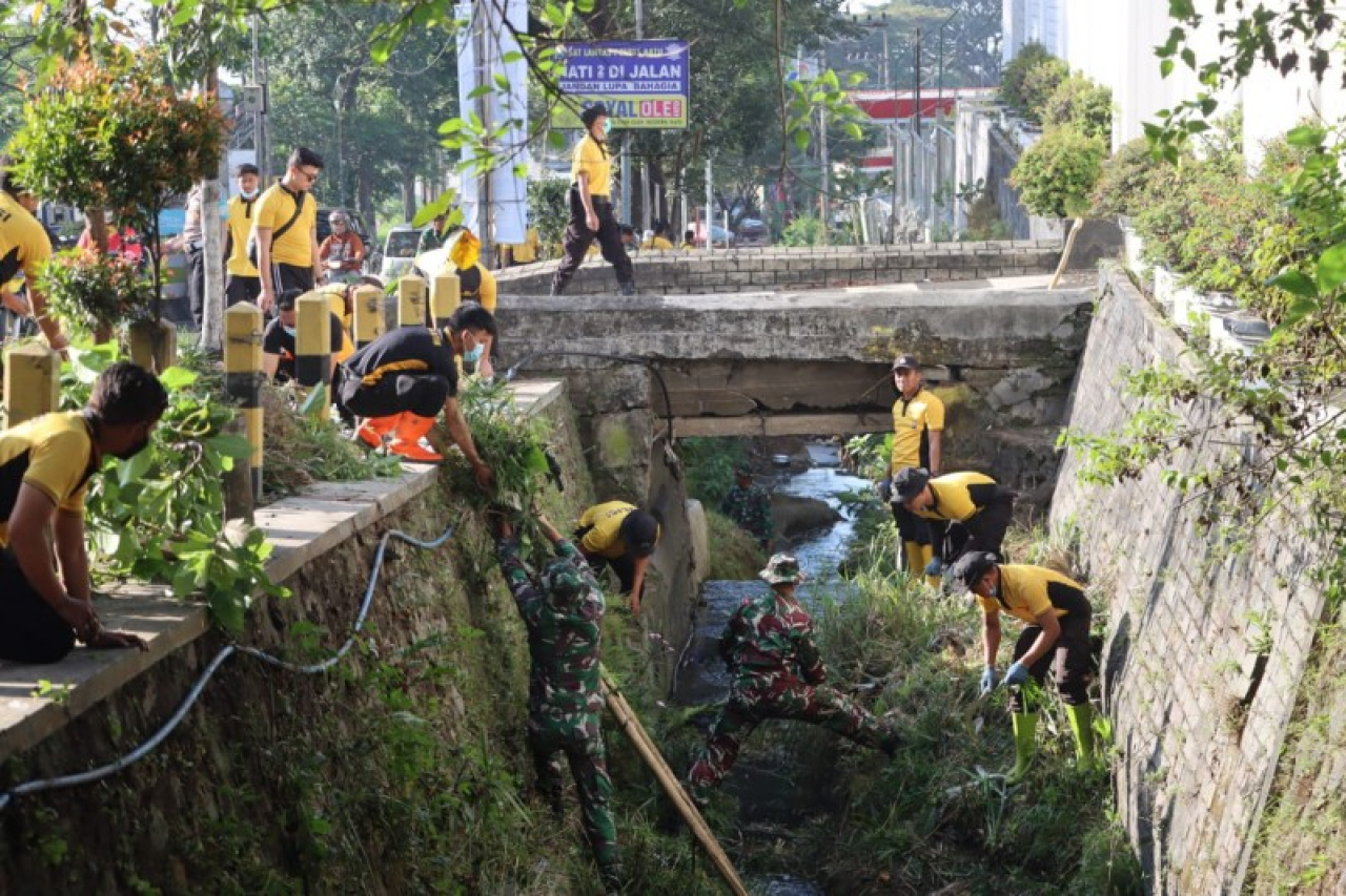 Polri bersama TNI bersihkan sungai di Jalan Ir Soekarno, Junrejo Batu. (ist)