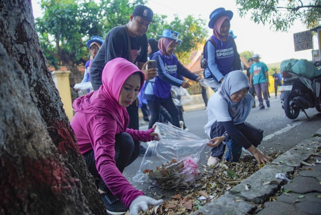 Ning Ita berbaur dengan masyarakat, turut memungut sampah sambil berolah raga. (ist)