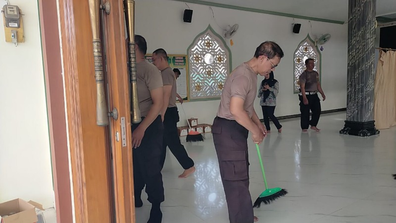 Personil Polsek Jetis Polres Mojokerto Kota sedang bersihkan masjid, songsong HUT Ke-79 Bhayangkara. (ist)