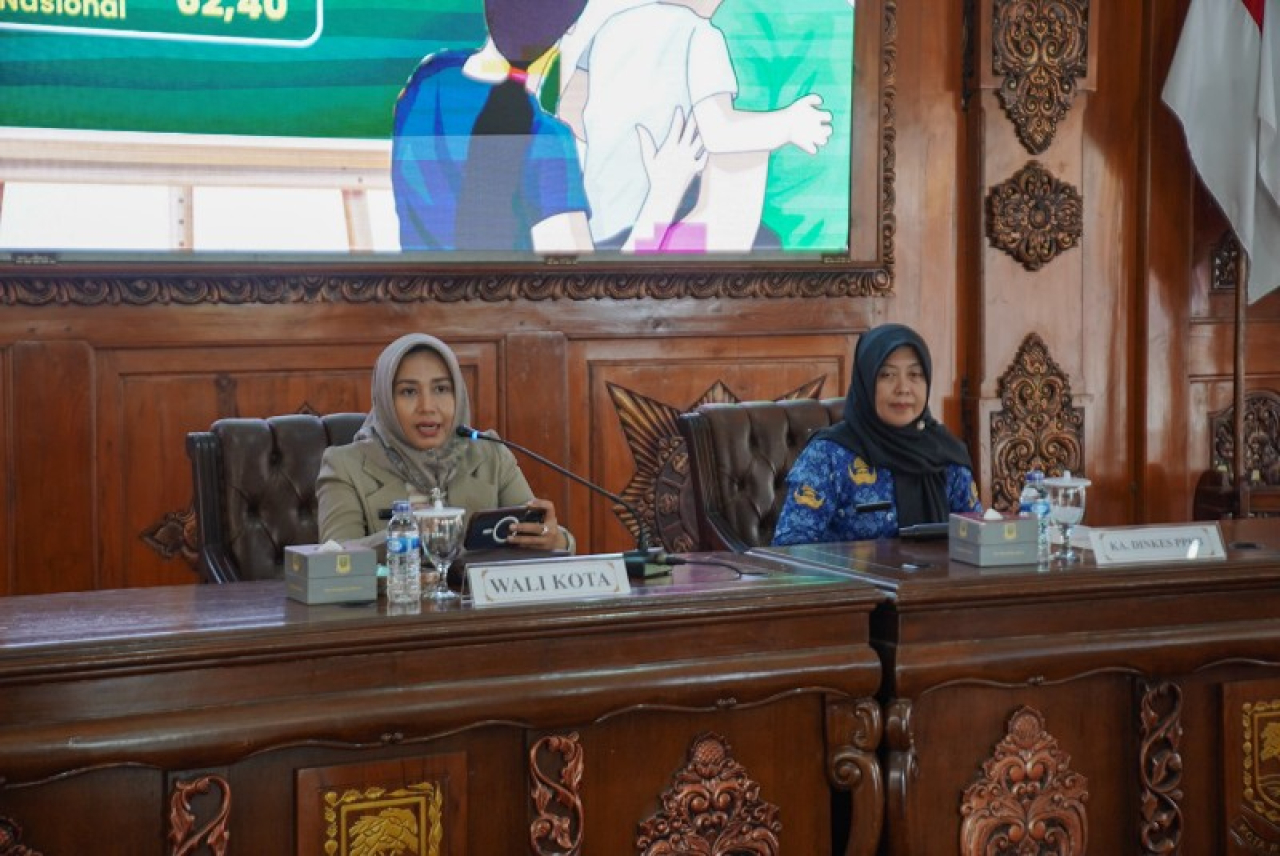 Wali Kota Mojokerto Ika Puspitasari saat memberikan arahannya pembinaan kampung KB didampingi Kadinkes dr. Farida Mariana. (ist)