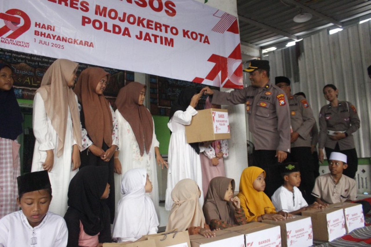 Tampak KabagLog Kompol Hasyim Ashari saat santuni anak yatim di PAY Al Mawaddah. (ist)