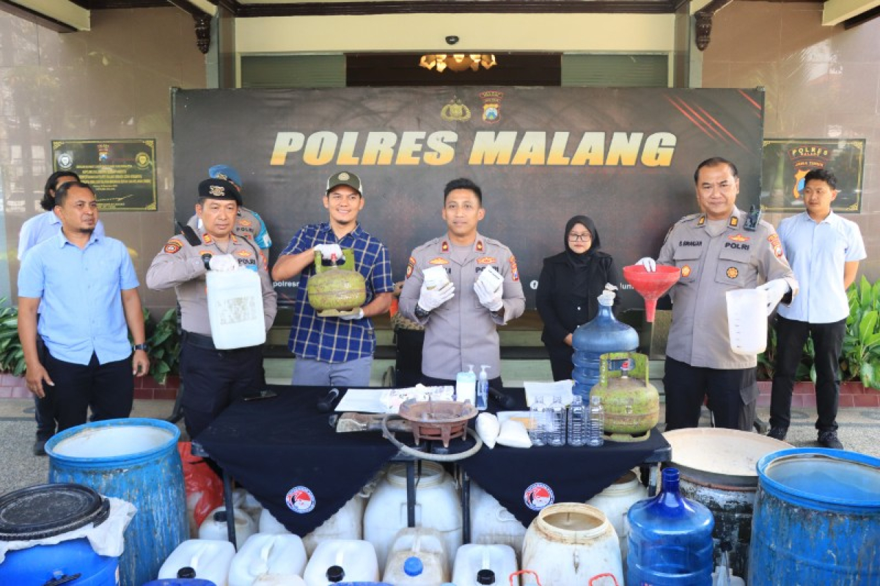 Polres Malang gelar konferebsi pers hadil tangkapan arak ilegal di Bantur, Malang. (ist)