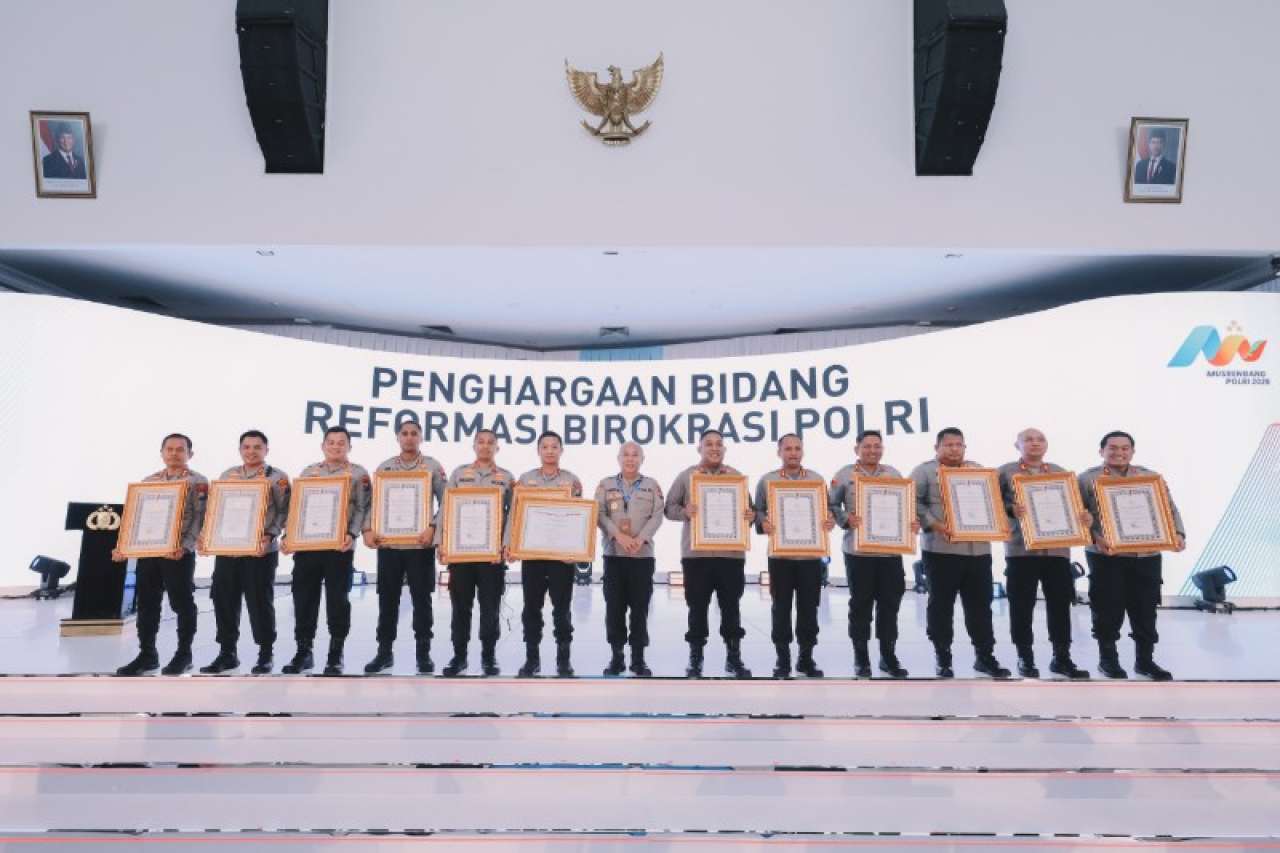 Kapolres Blitar bersama Kapolres lainnya peraih penghargaan. (ist)