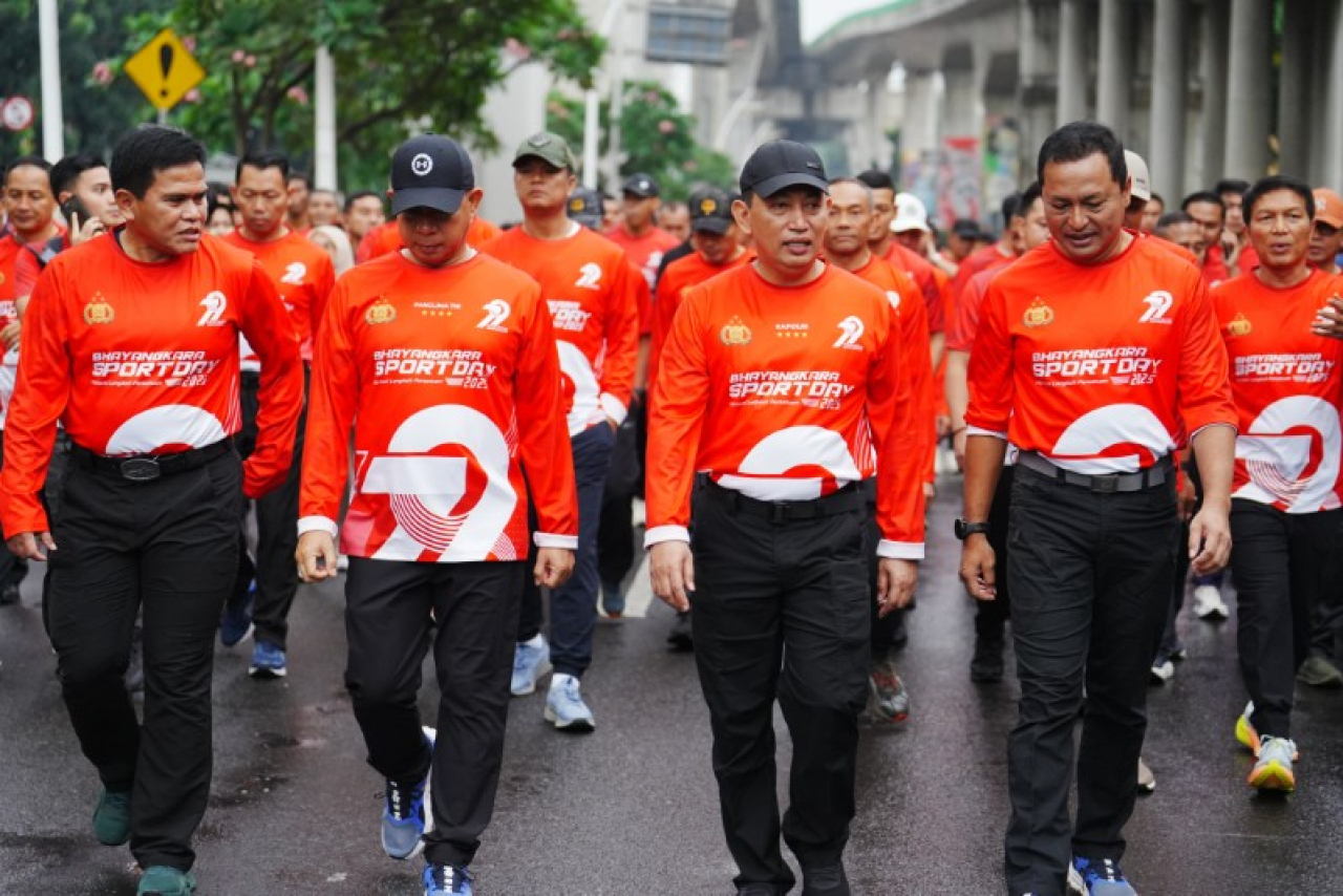 Kapolri Jenderal Polisi Listyo Sigit Prabowo jalan sehat bersama Panglima TNI Jenderal AgusSubiyanto. (eko)