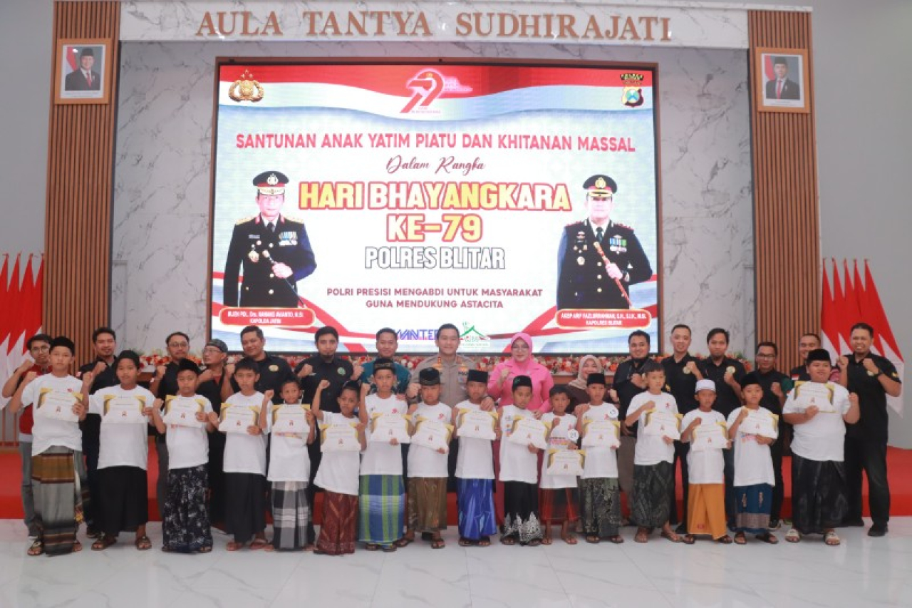 HUT Bhayangkara ke-79, Polres Blitar Berbagi dengan Anak Yatim dan Gelar Khitanan Massal. (ist)