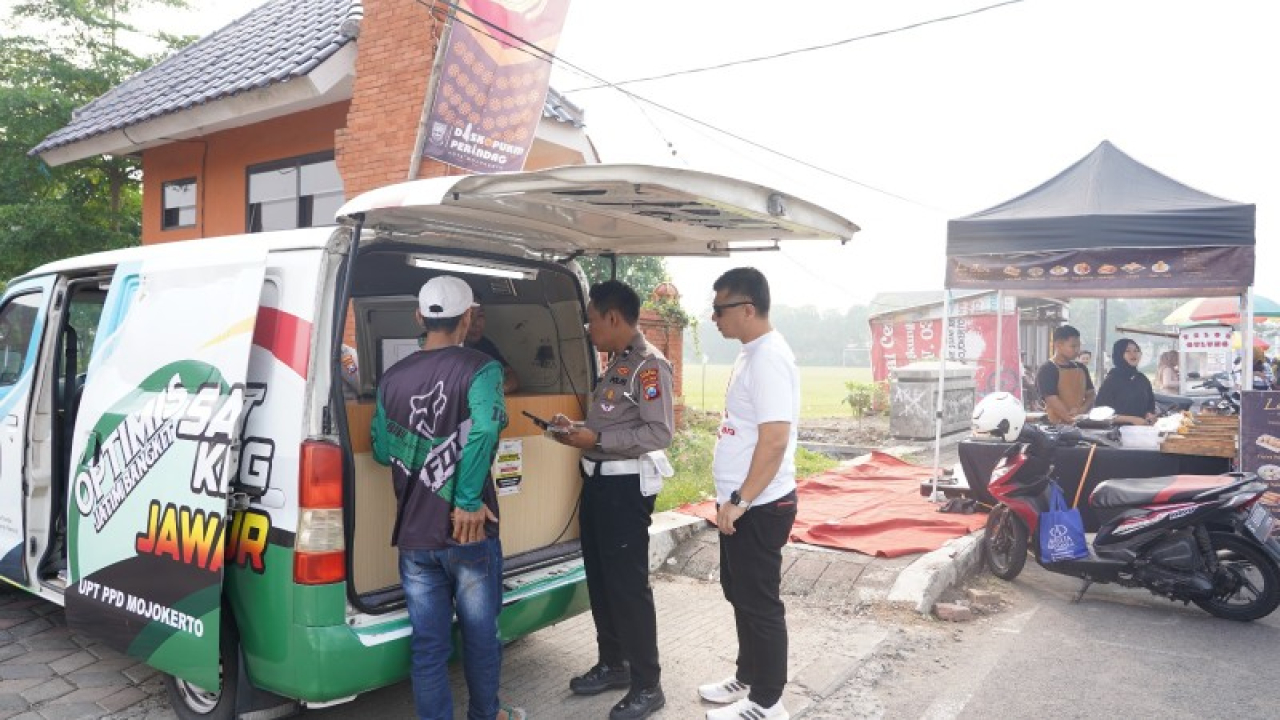 Samsat Keliling layani SIM di Car Free Day Ketidur. (ist)