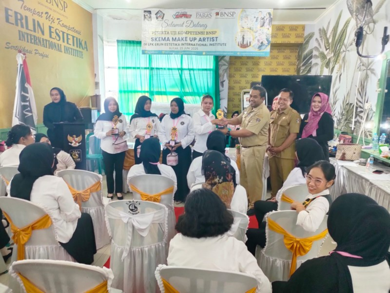 Disnaker Blitar Tutup Pelatihan Makeup Artist, Tekankan Pentingnya Sertifikasi BNSP. (ist)