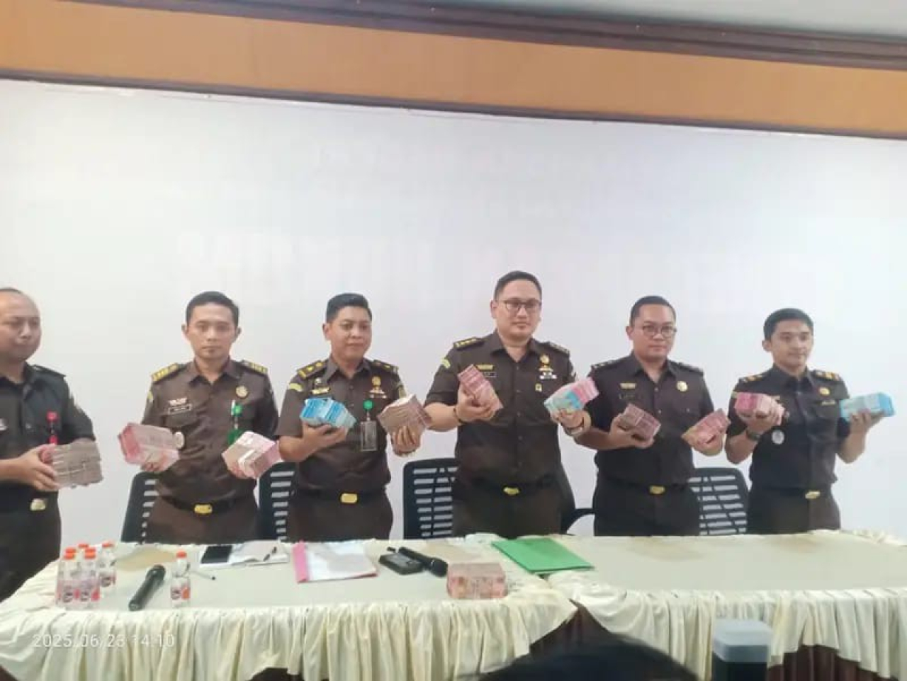 Kejaksaan Negeri (Kejari) Kabupaten Blitar, Senin (23/6/2025), menerima uang titipan sebesar Rp1,1 miliar dari penasihat hukum tersangka MM,(ist)