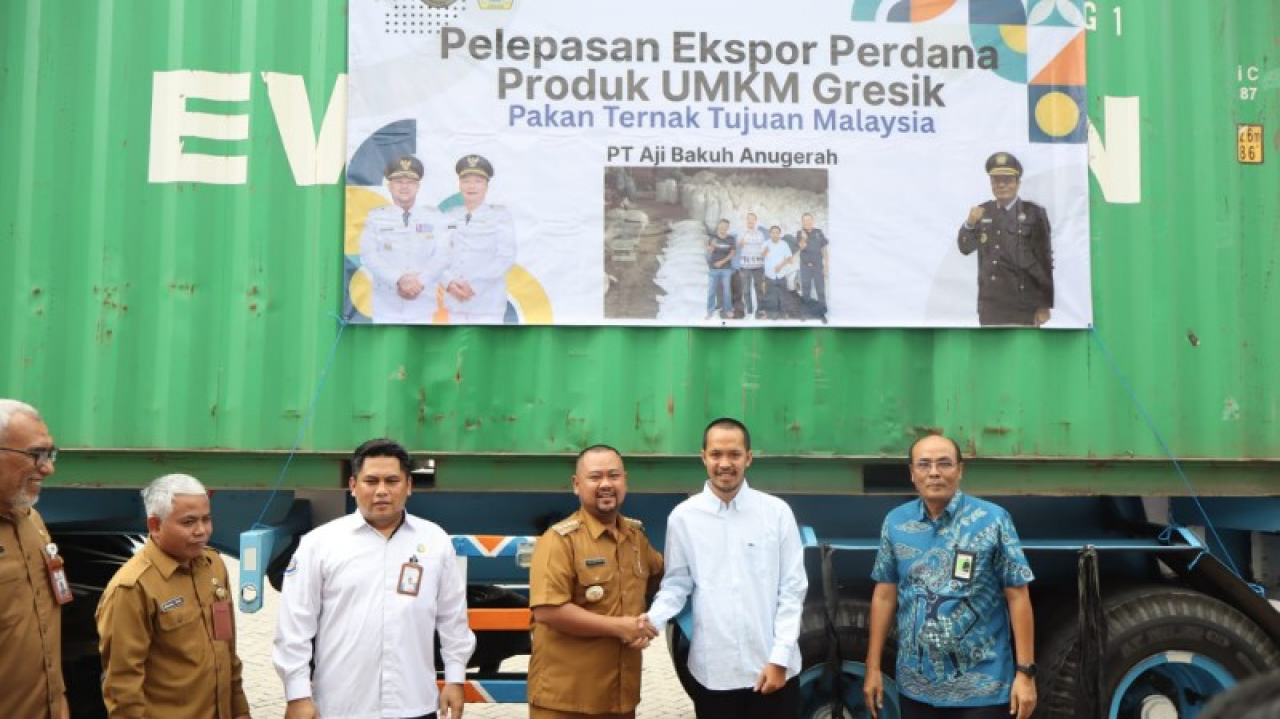 Bupati Gresik melepas perdana eksport hasil UMKM. (ist)