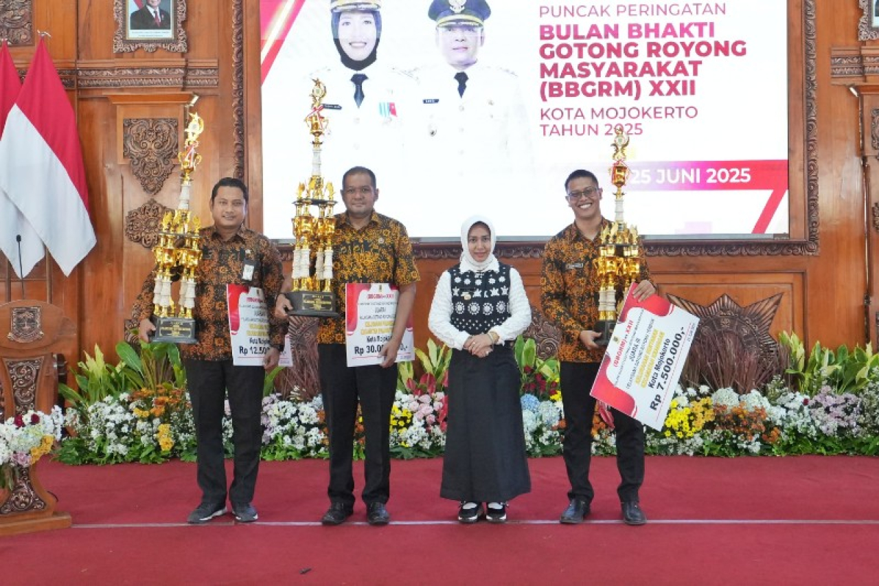 Wali Kota Mojokerto Ika Puspitasari juga menyerahkan trophi kepada pemenang lomba Kelurahan. (ist)