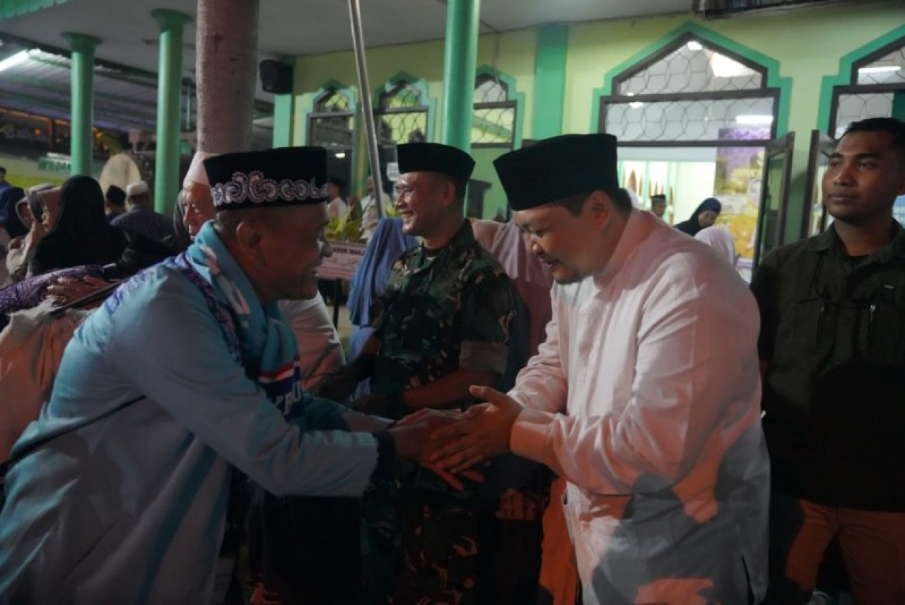 Wakil Wali Kota Mojokerto, Cak Sandi menyambut kedatangan jamaah haji Kota Mojokerto. (ist)