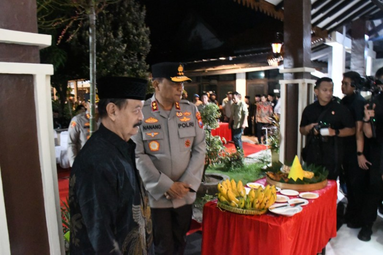 Kapolda Jatim Irjen Pol. Nanang Avianto saat meninjau kesiapan pengamanan malam Suroan di Madiun. (ist)