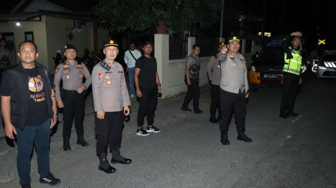 Kapolres Nganjuk AKBP Henri Noveri Santoso saat memimpin patroli di depan mapolsek Wilangan. (ist)