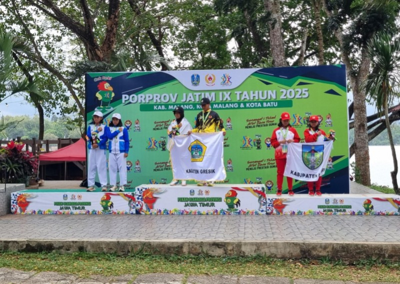 Atlet triathlon Gresik menerima medali emas. (ist)