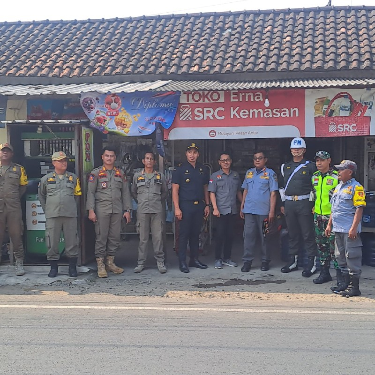 Tim gabungan operasi rokok ilegal di jalan Kemasan - Blooto foto bersama (eko)