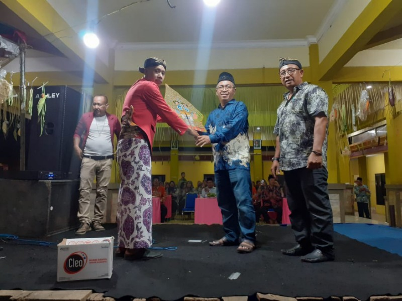 Ki Dalang Dugeng Pitoyo menerima gunungan dari Kades Mergosari H Eko Budi Santoso. (ist)