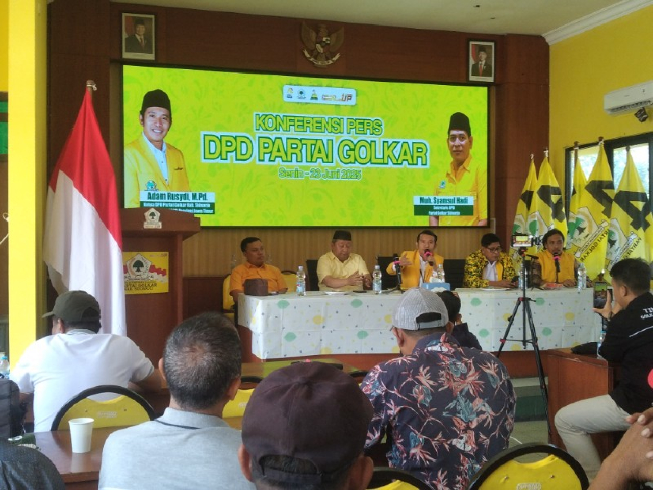 Ketua DPD Golkar Sidoarjo, Adam Rusydi bersama jajaran pengurus saat Konferensi pers di Kantor DPD Golkar Jl A. Yani Sidoarjo. (Ist)