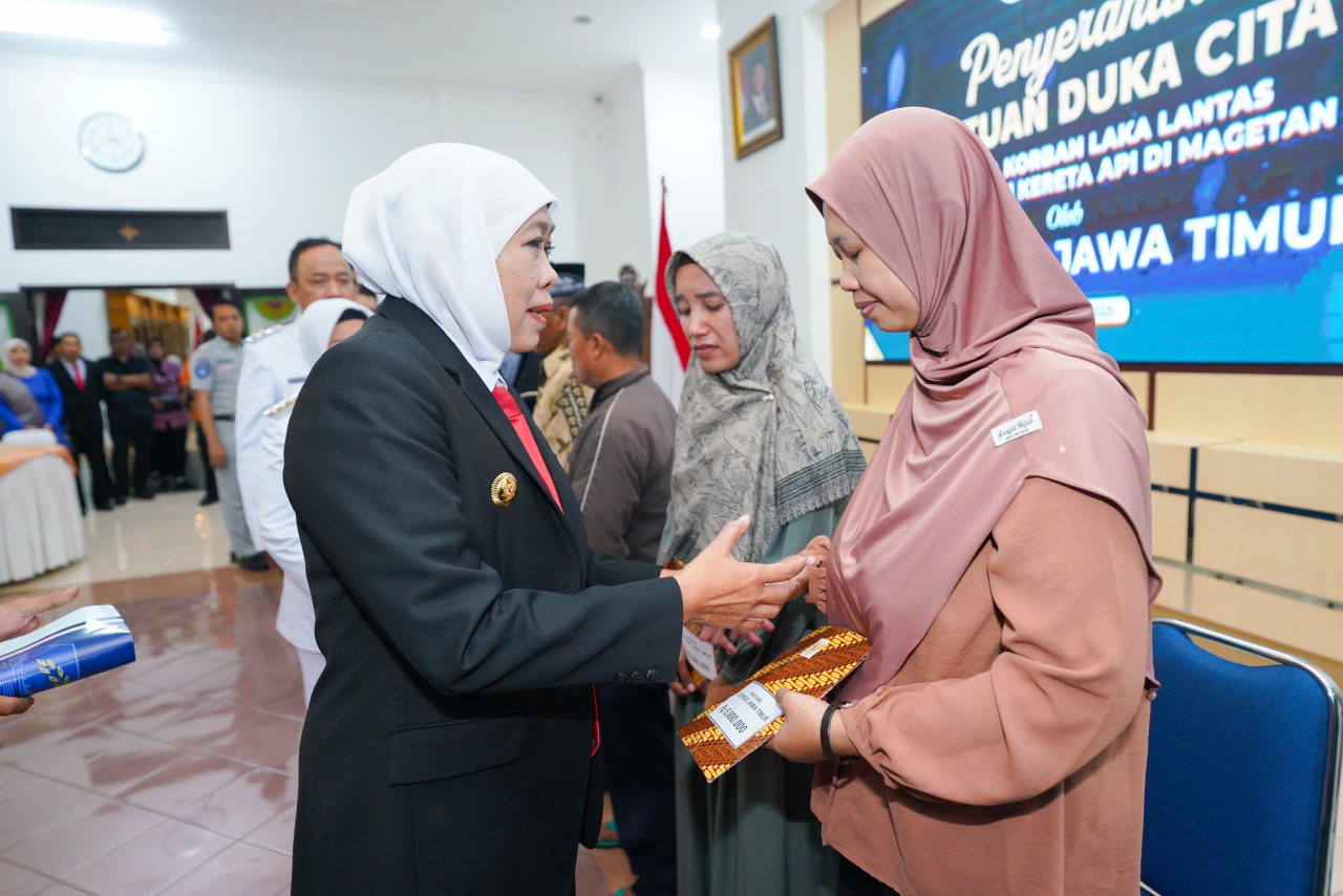 Gubernur Khofifah menyerahkan santunan berupa uang untuk masing-masing korban luka berat mendapat bantuan Rp 5 juta, korban luka ringan Rp 2,5 juta dan korban meninggal dunia Rp 10 juta. (Ist)