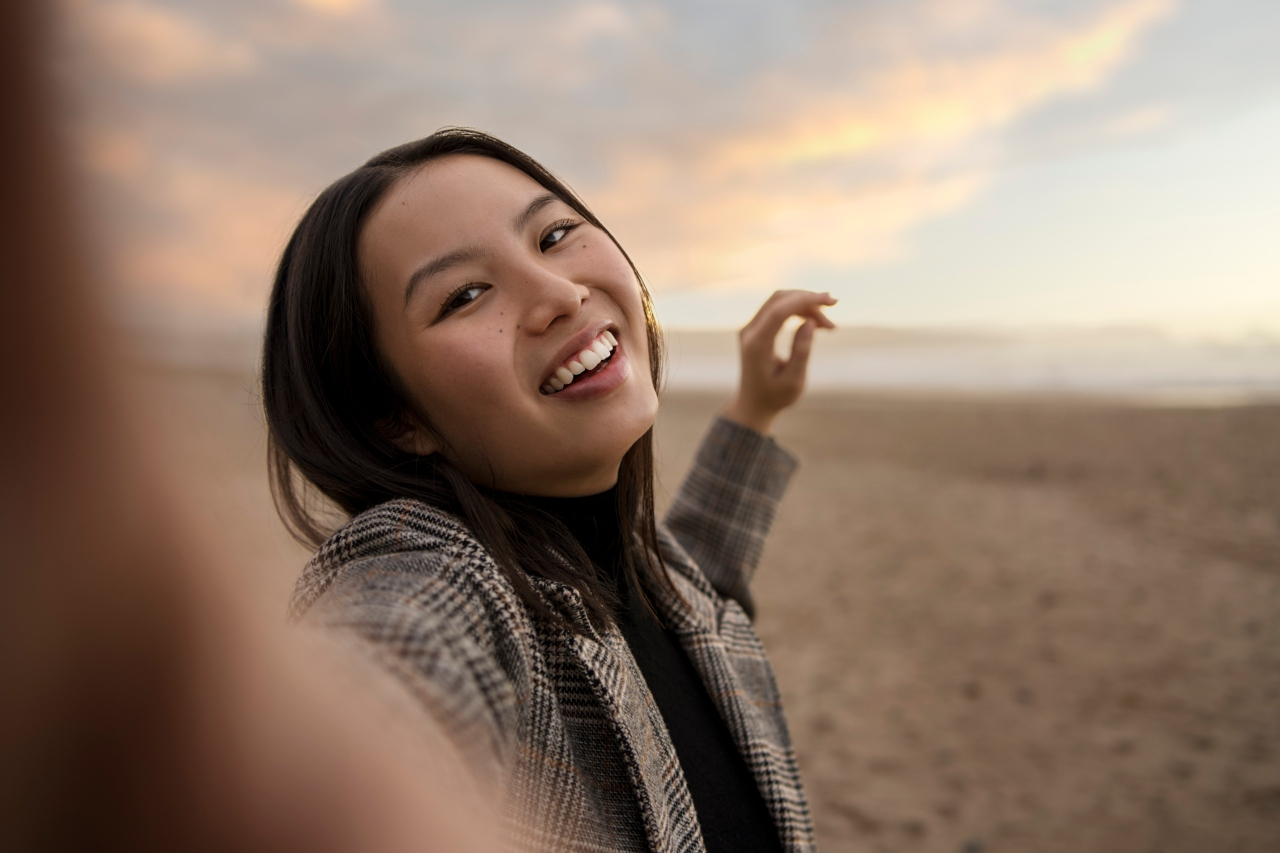 Foto Ilustrasi : Seorang wanita yang tampak tersenyum ceria (Sumber: Freepik)
