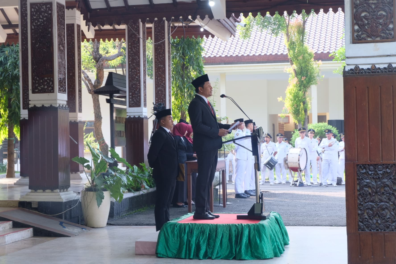 Bupati Sidoarjo Subandi memimpin upacara peringatan Hari Lahir Pancasila di pendopo Alun- alun Sidoarjo. (Ist)