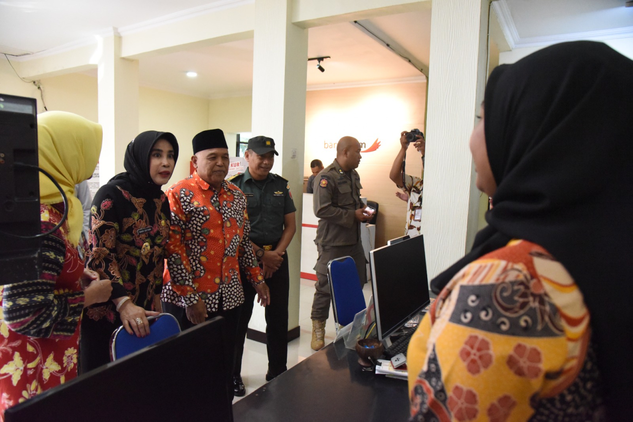 Wabup Sidoarjo Hj. Mimik Idayana juga menyempatkan untuk melihat pelayanan kantor Kecamatan Gedangan. (Ist)
