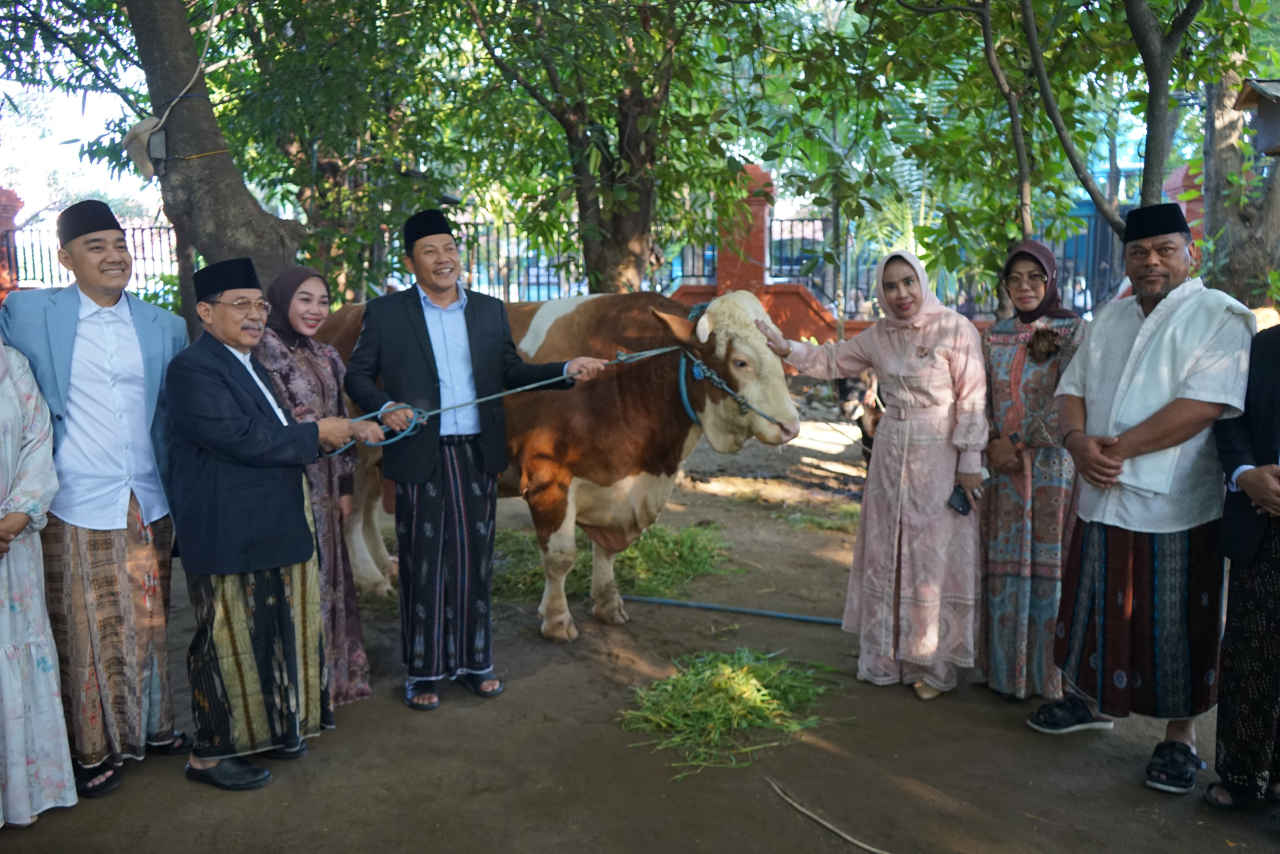 Usai Sholat Idul Adha, Bupati Sidoarjo Subandi dan Wakil Bupati Sidoarjo, Mimik Idayana menyerahkan Sapi Kurban untuk di sembelih. (Ist)
