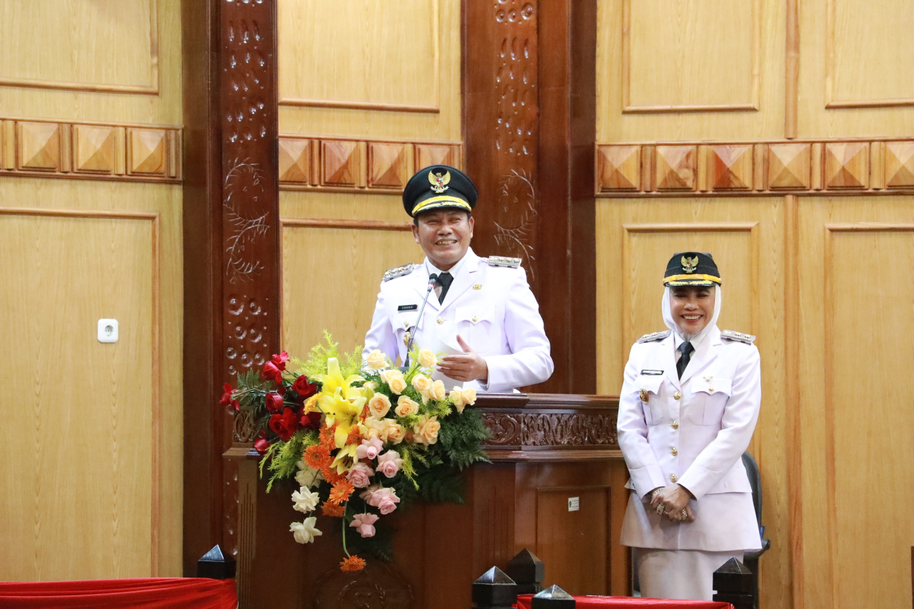 Bupati Subandi dan Wakil Bupati Mimik Idayana dalam program 100 hari kinerja. (Ist)