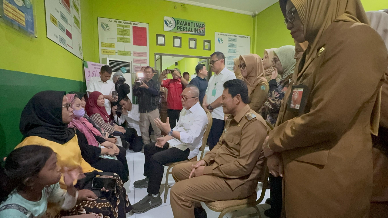 Bupati Sidoarjo, Subandi melihat secara langsung pelayanan pemeriksaan gratis. (Ist)