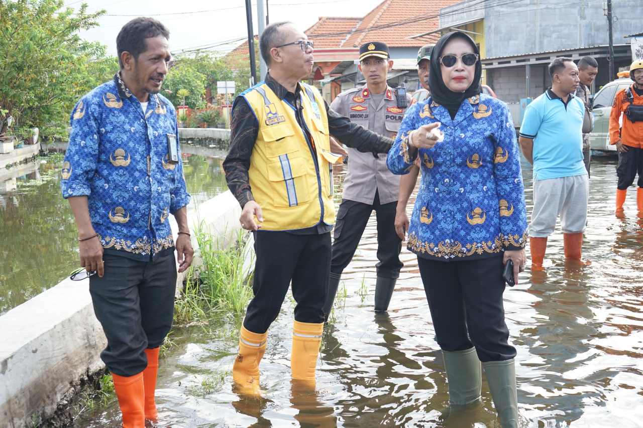 Wabup Mimik Idayana Sidak ke Lokasi Banjir di SMPN 2 Tanggulangin bersama Camat Tanggulangin, Sabino. (Ist)