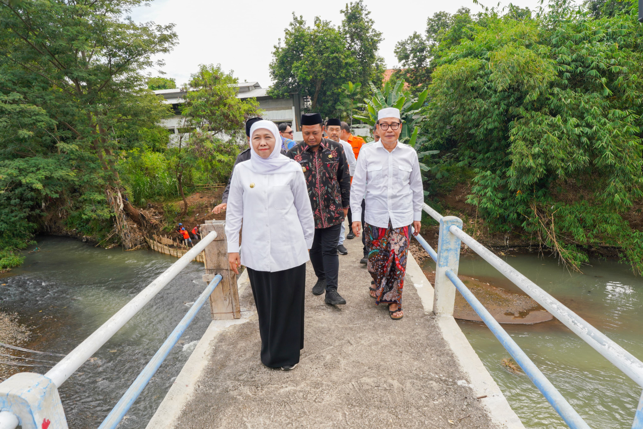 Gubernur Jawa Timur Khofifah Indar Parawansa meninjau rekonstruksi jembatan yang menghubungkan Pondok Putri Hafshawaty Zainul Hasan Genggong Probolinggo. (Ist)
