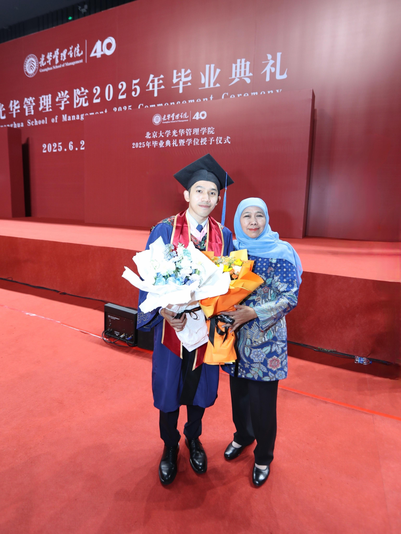 Gubernur Jawa Timur Khofifah Indar Parawansa menghadiri wisuda putra keduanya Jalaluddin Mannagalli di Peking University berlokasi dikota Beijing, Tiongkok, Minggu (22/6).  (Ist)