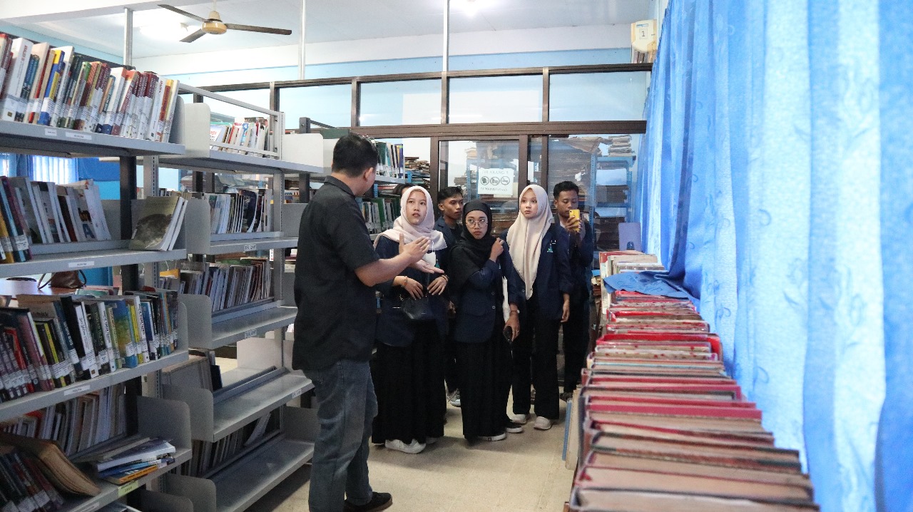 Mahasiswa UIN KH Achmad Siddiq Jember saat berada didalam Perpustakaan Stikosa AWS. (IST)