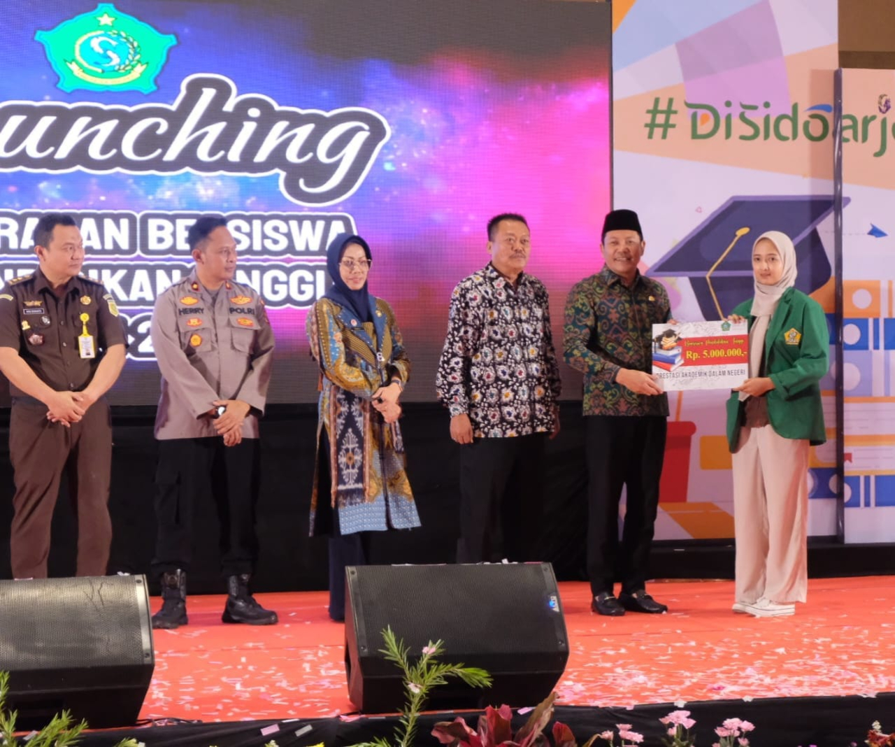Bupati Subandi Serahkan Beasiswa Pendidikan Bagi 2.007 Mahasiswa