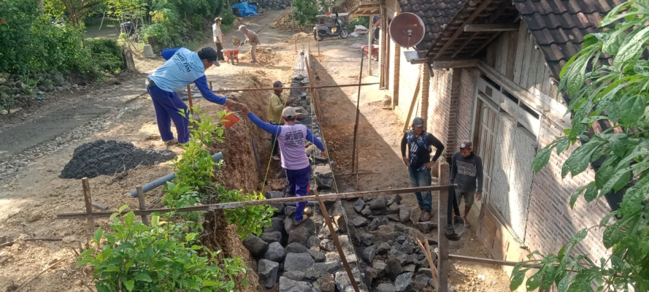 Optimalkan Dana Desa 2025, Pemdes Tumpakoyot Bangun TPT Rp201Juta untuk Cegah Longsor