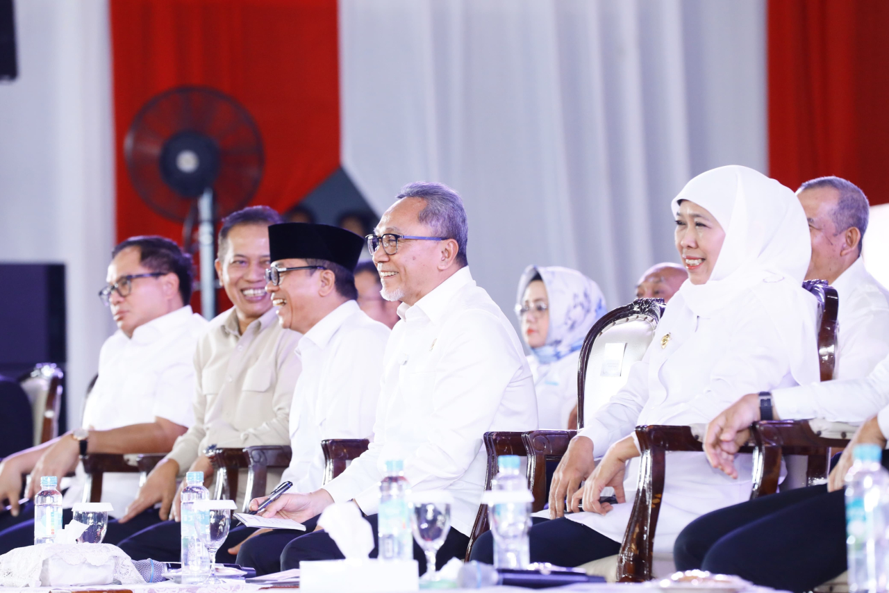 Gubernur Khofifah bersama jajaran kementerian saat hadiri pengesahsn ribuan Koperasi Merah Putih Jawa Timur. (Ist)