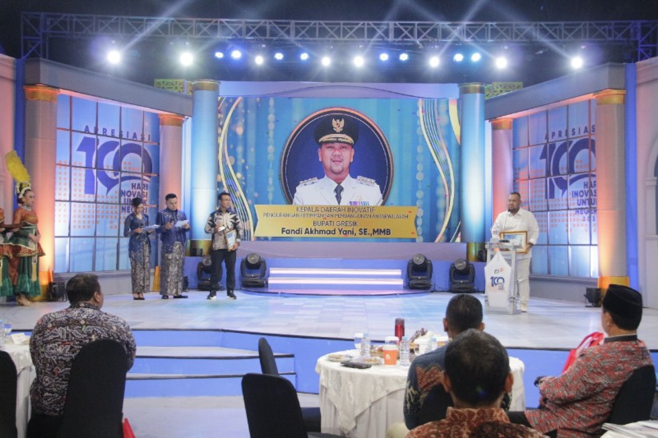 Bupati Gresik, Gus Yani menyampaikan kesan setelah menerima penghargaan.(ist)