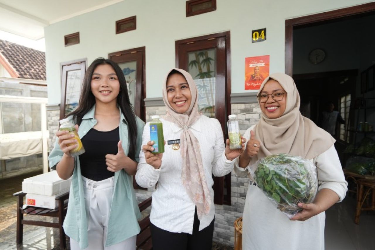 Ning Ita juga mengajak masyarakat membeli jus kesehatan produk UMKM. (ist)