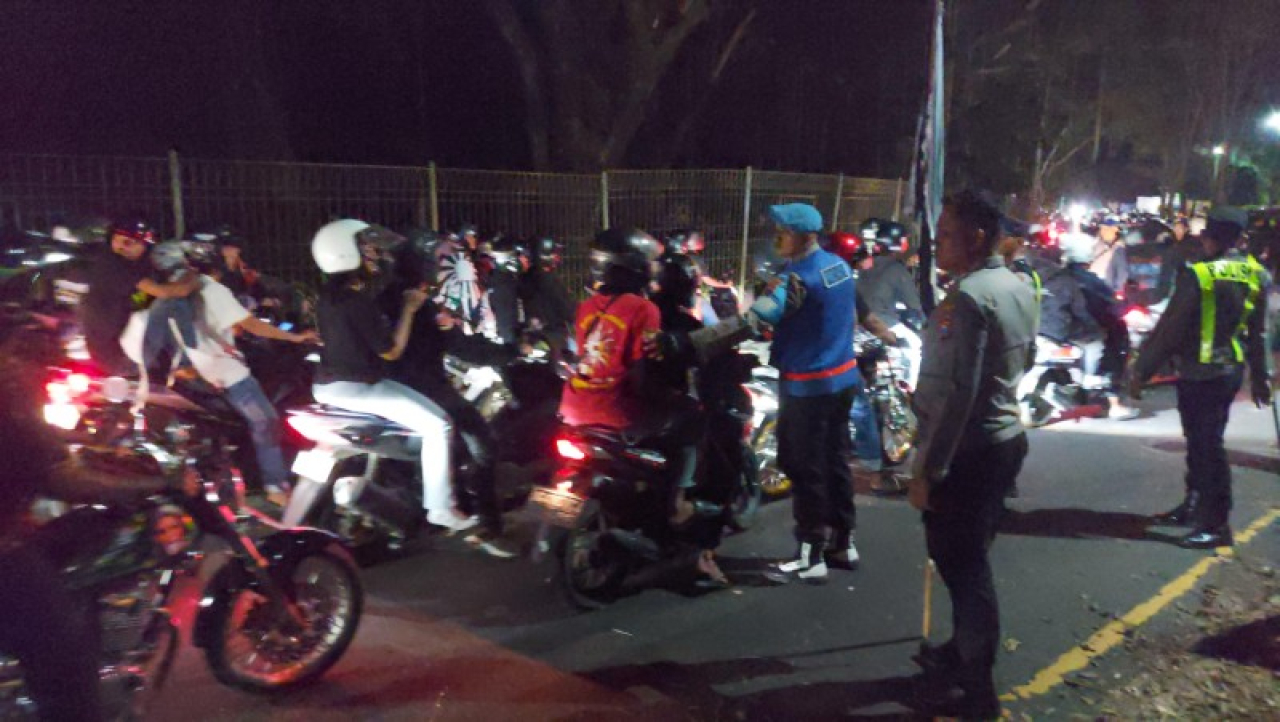 Polisi Bubarkan Ratusan Simpatisan PSHT Tutup Jalan di Karangkates Malang Dini Hari. (ist)