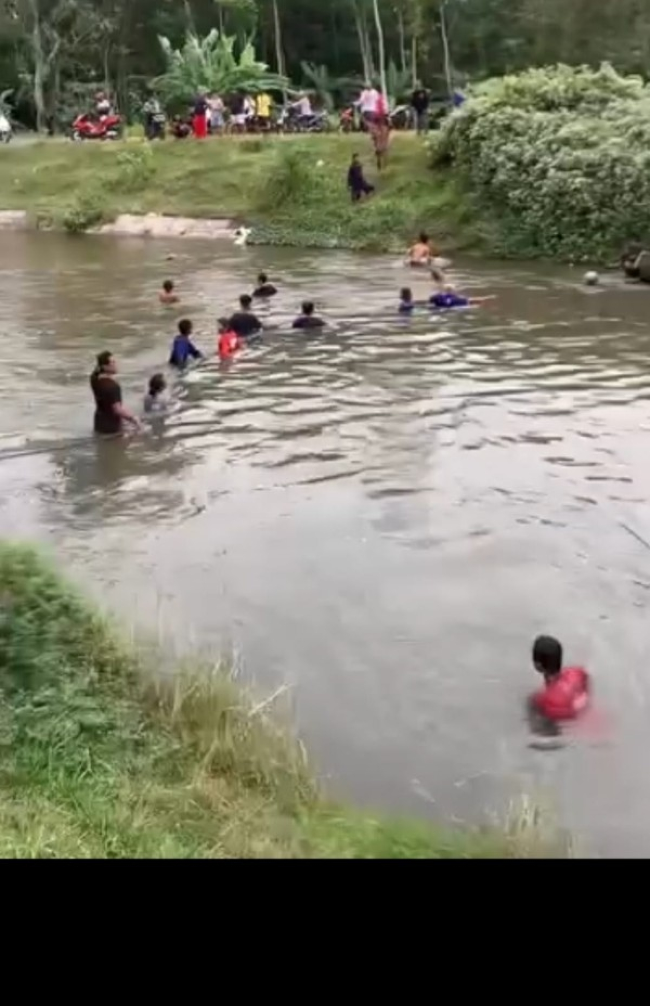 Seorang Bocah Hilang Terseret Arus Sungai Saat Bermain Layang-layang di Blitar. (ist)