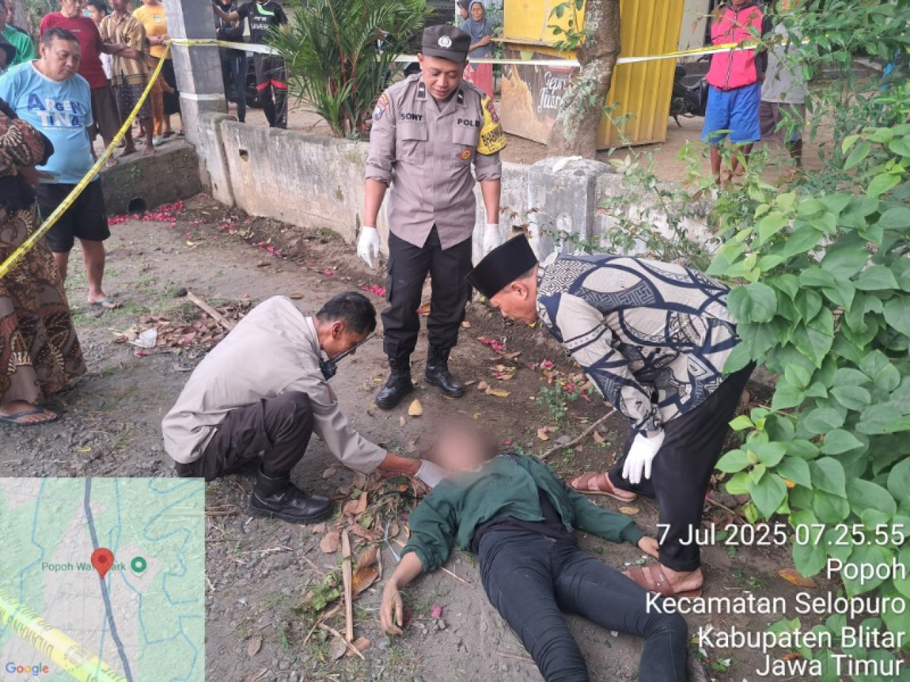 petugas saat mengevakuasi korban. (ist)