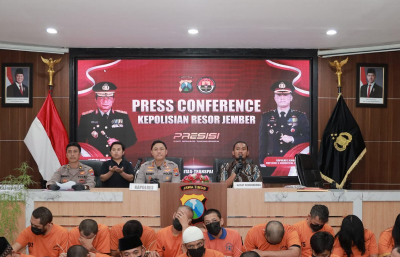 Kapolres Jember AKBP Bobby saat melakukan konferensi pers terkait penangkapan 27 orang tersangka kasus narkoba. (ist)