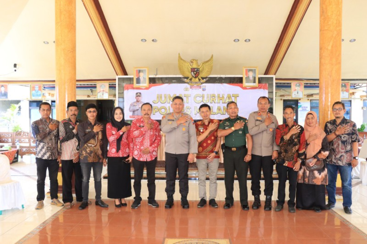 Kapolres Malang dalam acara Jumat Curhat di Pagelaran, Polres Malang Hadirkan Pelayanan Terpadu . (ist)