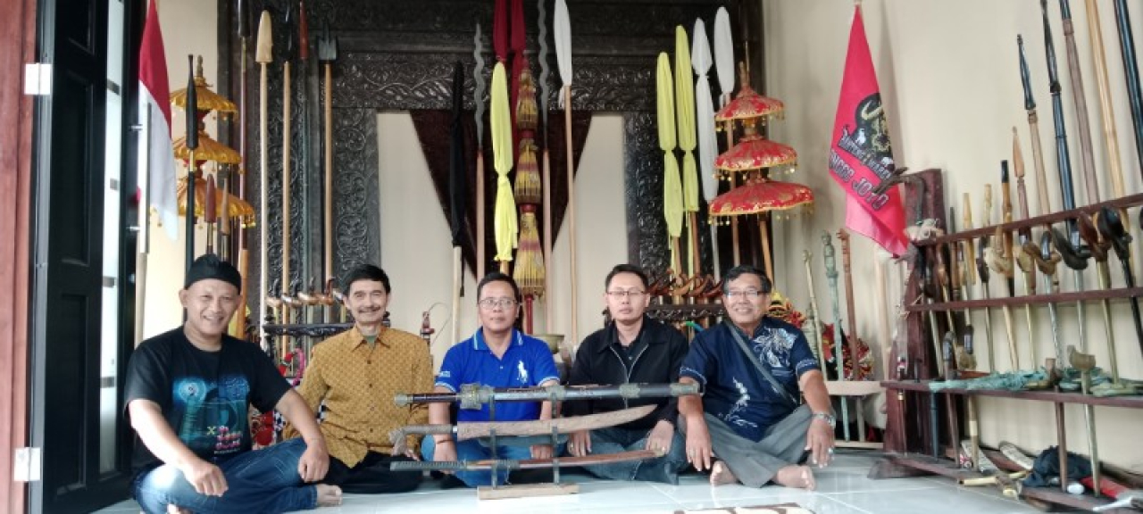 ketua DPC GSIP Blitar S.M. Sanyoto,(kanan) disambut hangat saat berkunjung ke Paguyuban Kadang Dekad Trenggakek (ist)