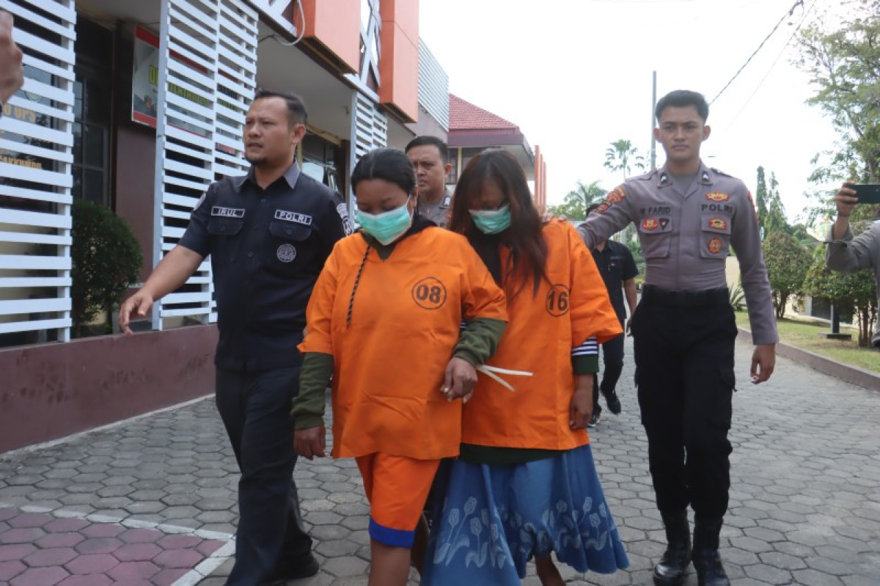 2 tersangka pencurian di pasar Gotong Royong yang dibekuk oleh Polres Probolinggo Kota. (ist)