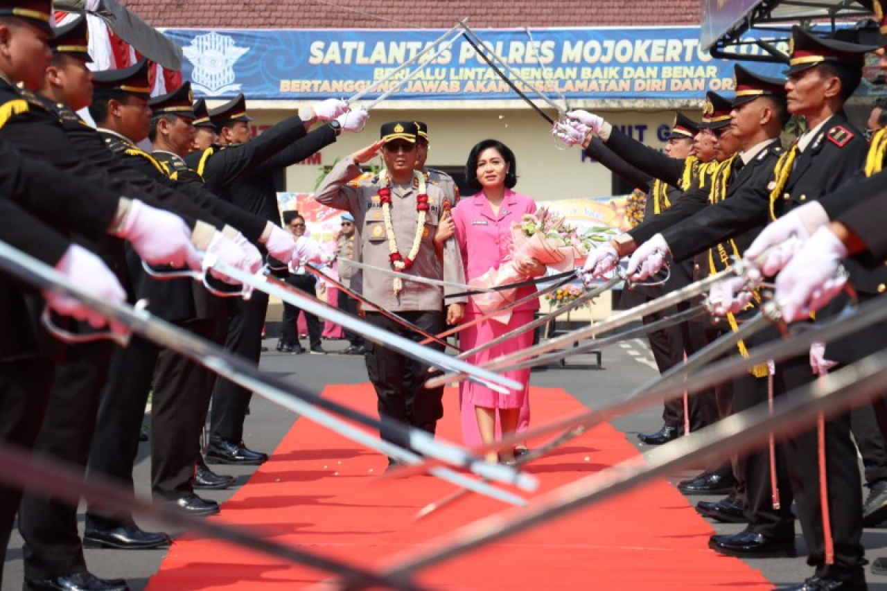 Upacara Pedang Pora iringi pelepasan Kapolres Mojokerto Kota AKBP Daniel S Marunduri. (ist)