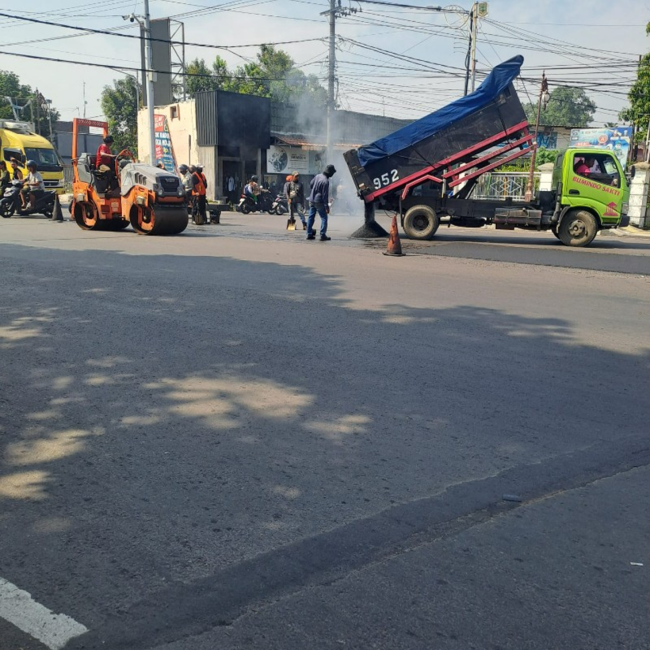 Perbaikan dan pemantapan jalan di Jalan Empunala. (eko)