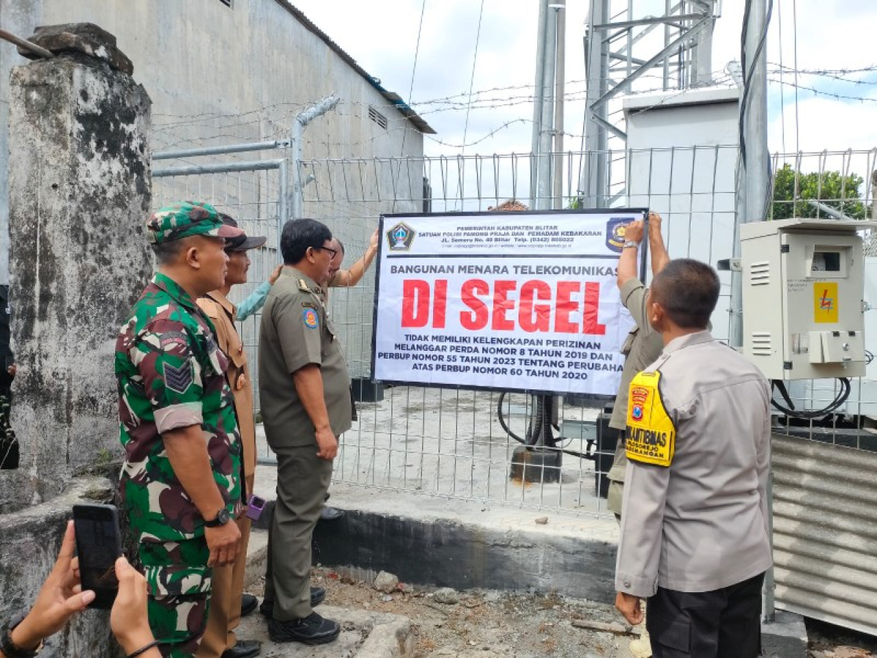 Proses penyegelan dilakukan oleb Pemkab Blitar. (ist)